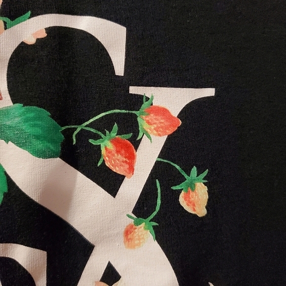 Victoria's Secret - 🍓 VS Strawberry accented logo Tee - Size S - Picture 3 of 8